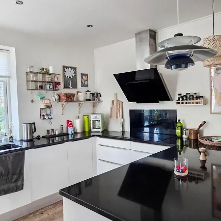 Large Cozy, Good Location, Open Terrace R 32 *