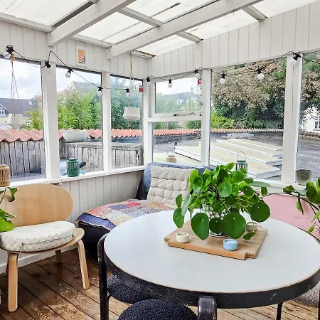 Large Cozy, Good Location, Open Terrace R 32 *