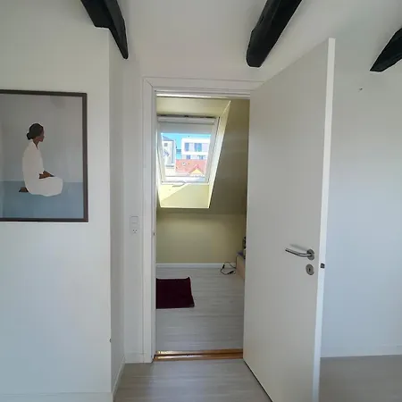 Large Cozy, Good Location, Open Terrace R 32